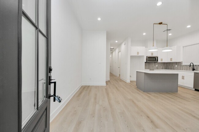 Photo - 6930 Liverpool St