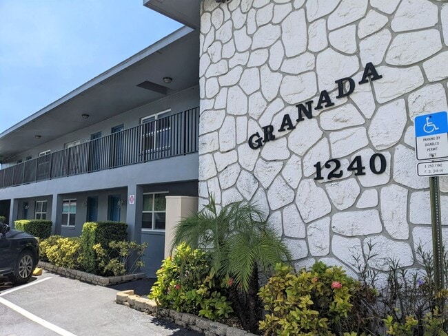 Building Photo - Lots of space in great location Rental