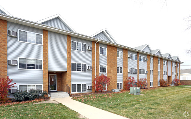 The Pointe at Cedar Rapids - The Pointe at Cedar Rapids Apartments