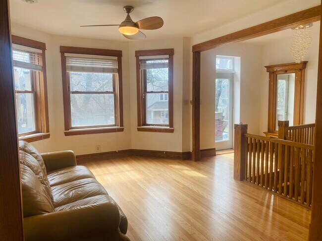 Frontroom - 2014 W Fletcher St Unidad 2