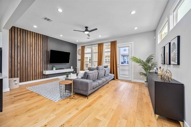 Photo - 5821 Kansas St