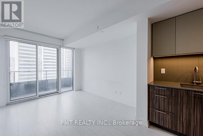 Photo - 19 Western Battery Rd Unité 1801