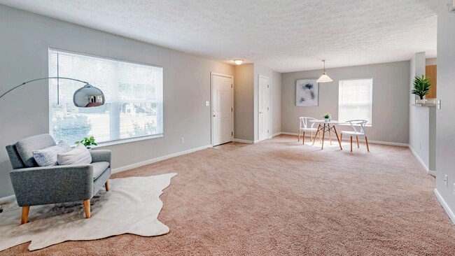 ¡Experimente la pura felicidad de nuestros amplios planos abiertos, diseñados cuidadosamente para elevar su comodidad a nuevas alturas! - The Reserve at Monroe Crossings