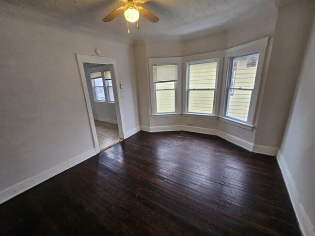 Photo - 686 E 118th St