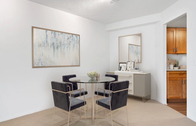 Photo - 710 N Dearborn St