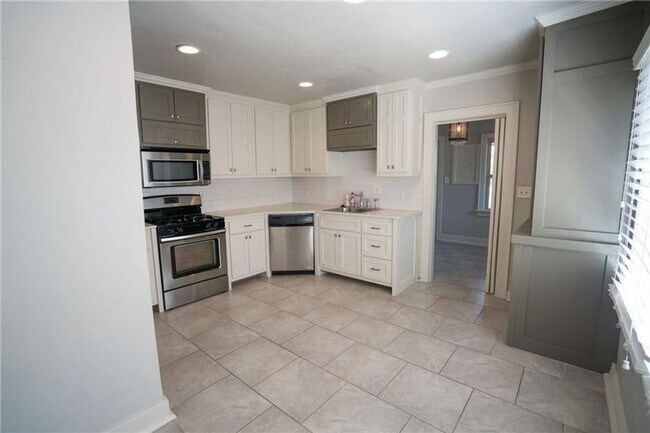 Photo - Home in Crestwood + Near Plaza + 3 bedroom...