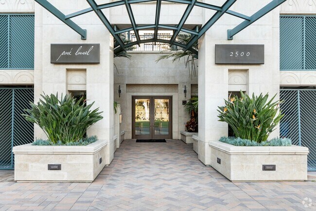 Building Photo - Gorgeous Park Laurel condominium Unit 702 - S0006