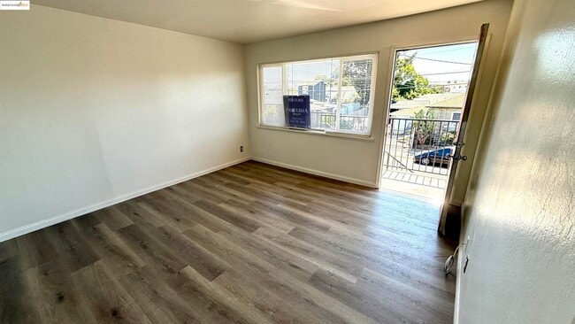 Building Photo - 10100 Walnut St Rental