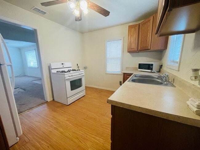 Photo - 1002 W Deming St