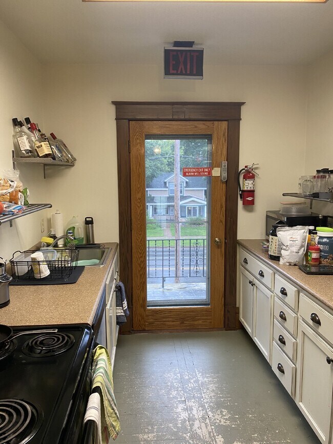 Spacious top floor 4 bed 1 bath by UWEC!
