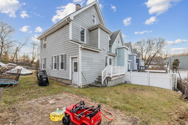 Photo - 983 Warren Ave