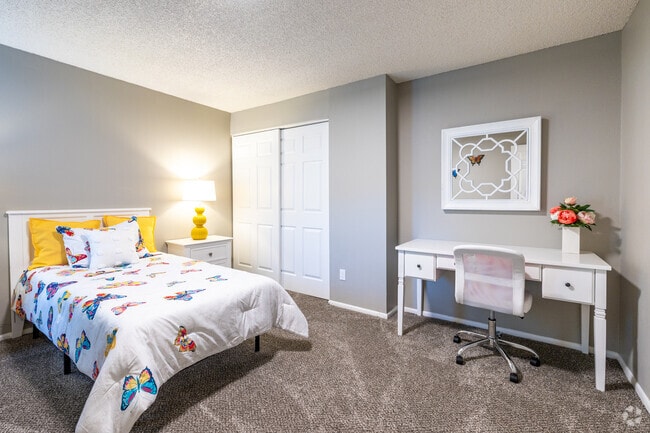 2BR, 1BA - 883 SF