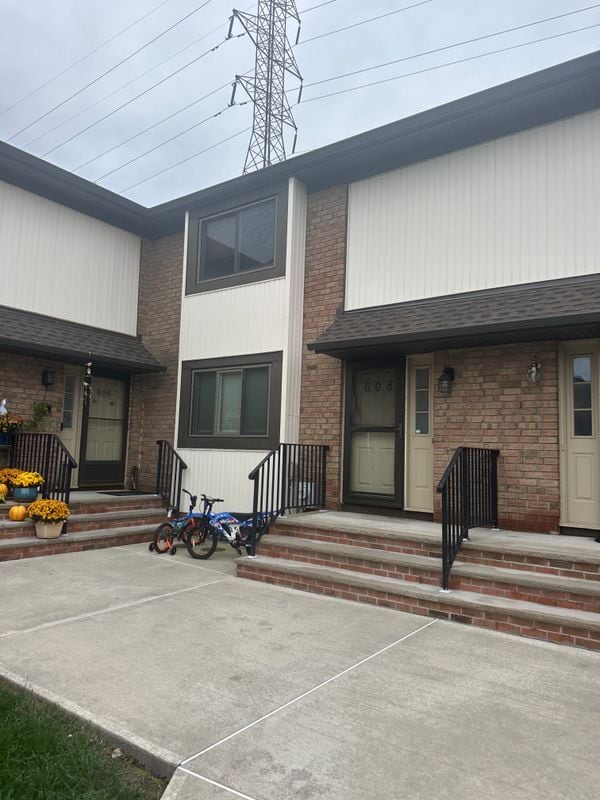 Building Photo - 608 Robin Rd