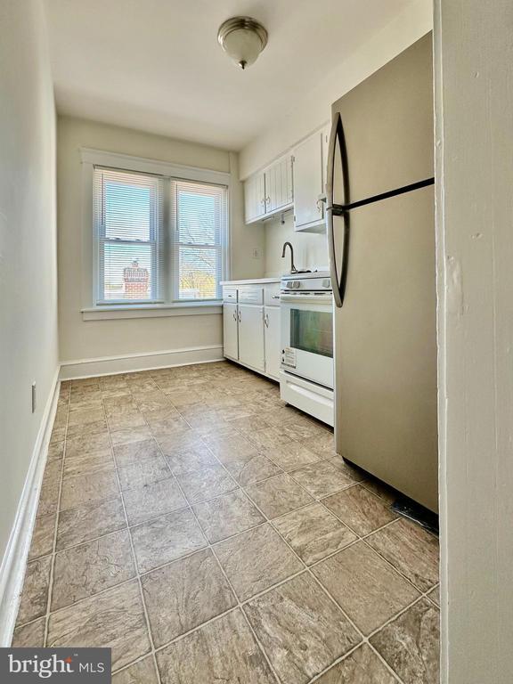 Building Photo - 228 N Orange St Unit 2