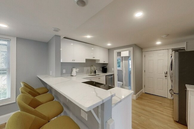 Building Photo - 382 Spring St Unit 2B