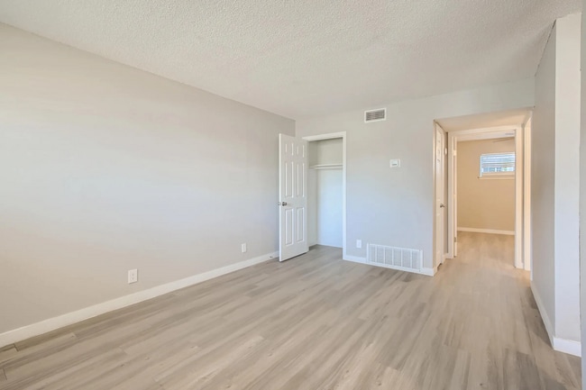 Building Photo - Mission Villas