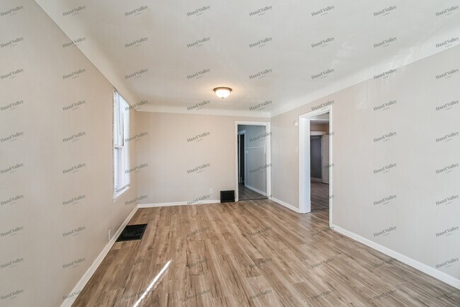 Photo - 6209 Radom St