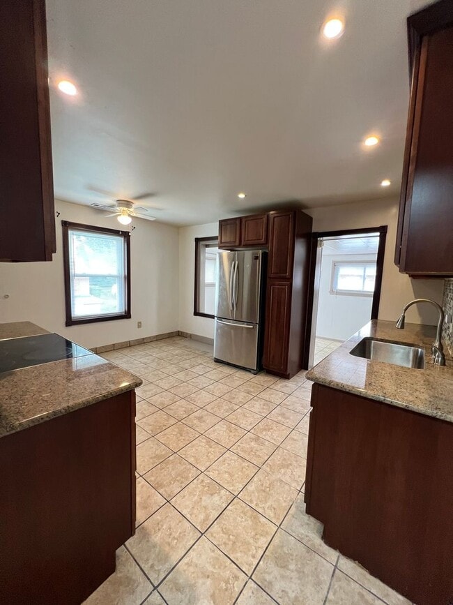 Building Photo - 3 Bedroom Apartment Available w/ 2 car garage Unit B