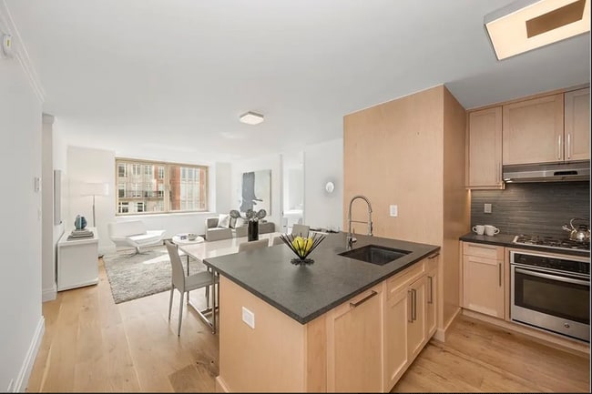 121 E 39th St