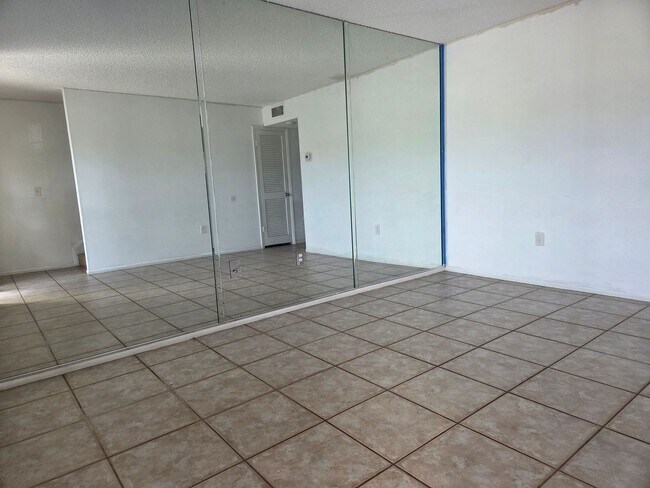 Photo - NEW PRICE / Summer Lakes-N Tamiami Trail Casa Adosada