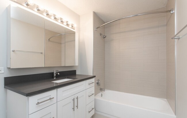 Photo - 571 N State St