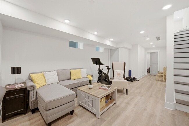 Photo - Detached Luxury 4BR/3B Retreat with Skyline Rooftop Deck, Wet Bars, Driveway & Massive Yard
