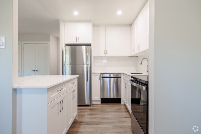 2BR, 1BA - 792 SF - Kitchen - Wynbrook & Mayfair