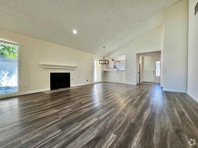 Building Photo - AVAILABLE NOW! Recently Renovated 2 Bed / ... Rental