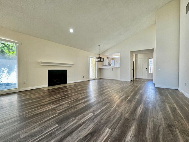 AVAILABLE NOW! Recently Renovated 2 Bed / ... - AVAILABLE NOW! Recently Renovated 2 Bed / ... Condo