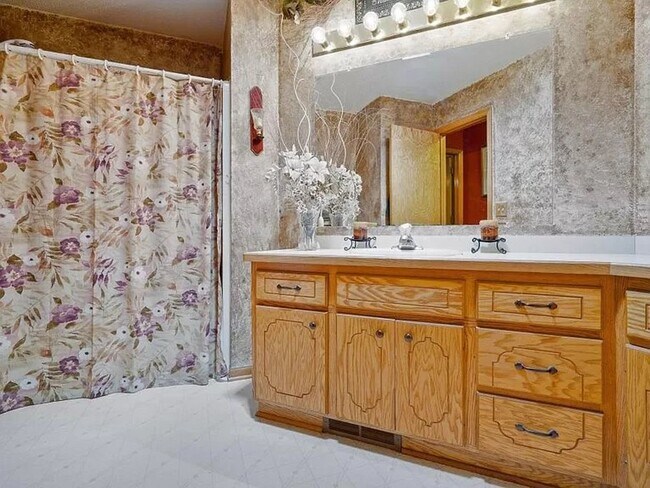 Photo - Section 8 Approved, 6 bedroom, 3 Bath Sing...