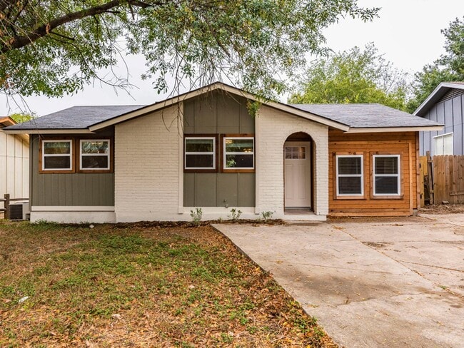 Building Photo - Fully Remodeled 4BR Home in East Austin – Modern Upgrades & Spacious Yard