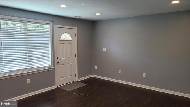 Building Photo - 103 Vandiver Ct