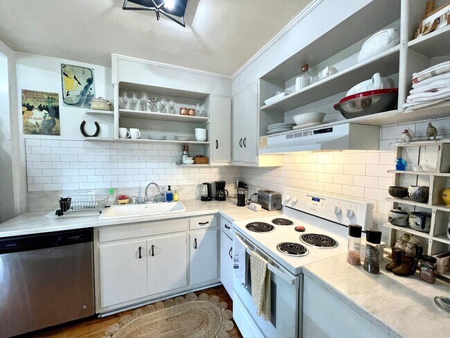 Photo - 12 W 51st St