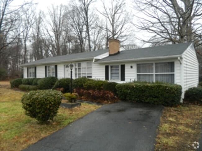 Building Photo - Spacious Ranch House off Old Forest Road