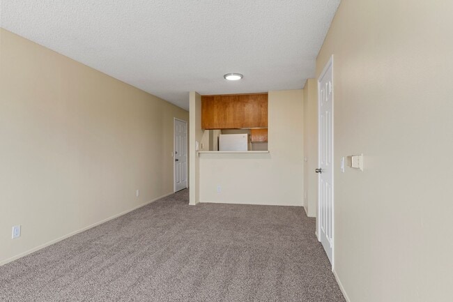 Photo - 1070 Loma Ave Unidad #305