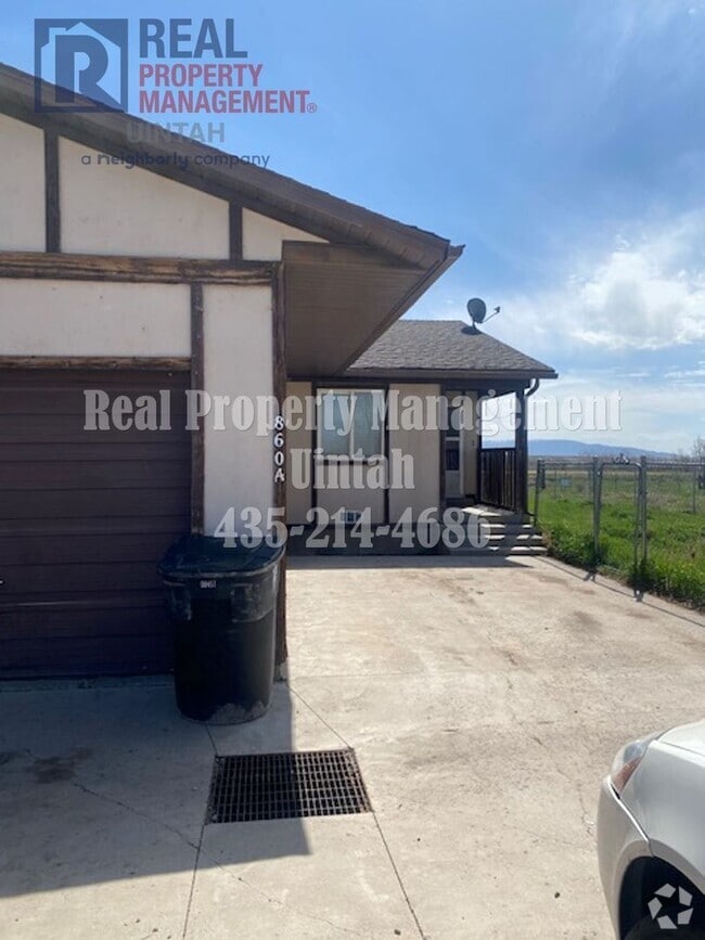 Building Photo - 3 bedroom 1 bath duplex Rental