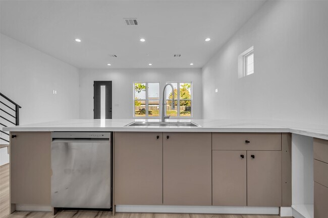 Photo - 15000 S Richmond Ave Unidad 6