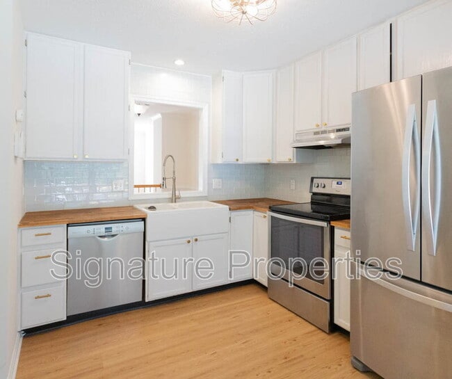 Photo - 405 Lakeview Ct