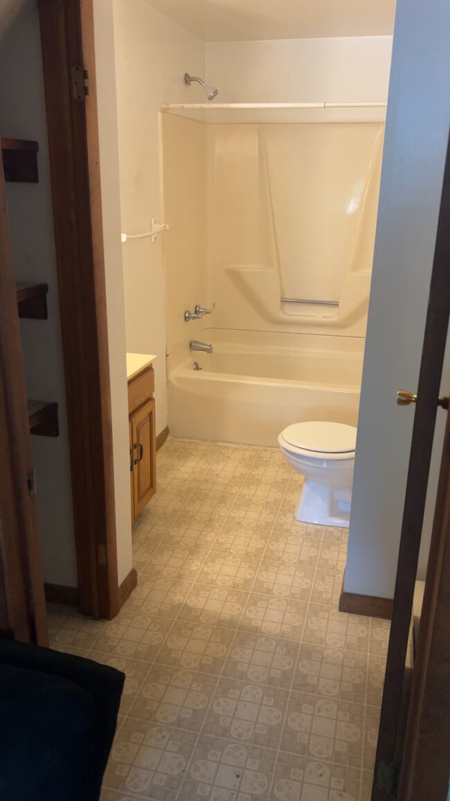 Building Photo - 432 Spring St Unit 3