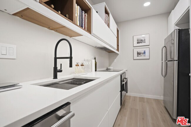 Photo - 630 W 6th St Unit 201