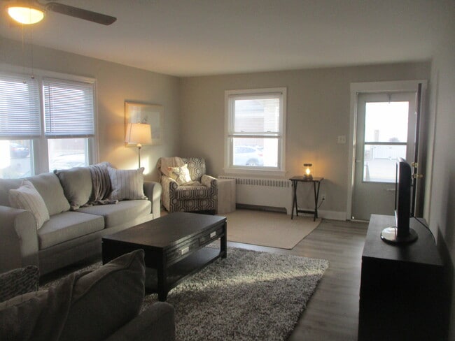Living Room - 11 S Gladstone Ave Unit 1st Floor