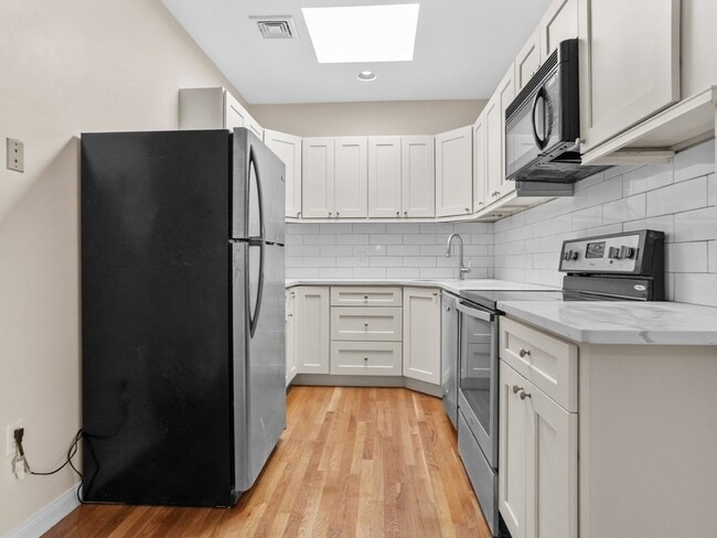 Building Photo - 18 Monument Sq Unit 4