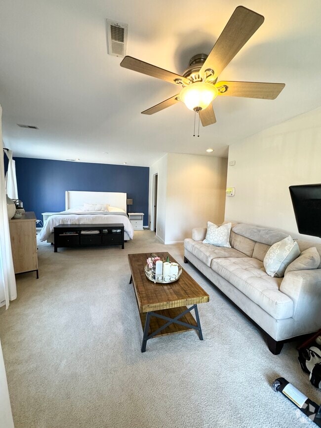 Building Photo - 875 N Milwaukee Ave Unit 1S Rental