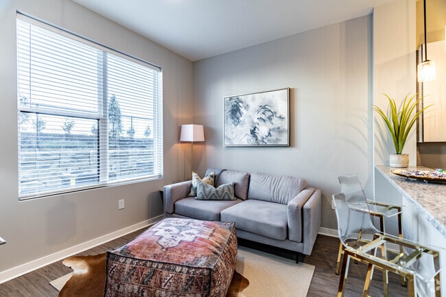 Studio - 538SF Living Room - 6228 Music City