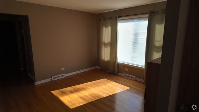 Building Photo - 5249 S Kilpatrick Ave Rental