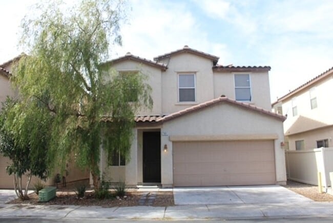 BEAUTIFUL 4 BEDROOM HOME WITH A POOL! - BEAUTIFUL 4 BEDROOM HOME WITH A POOL!