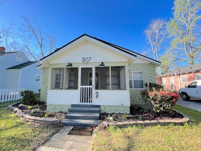 Building Photo - 3 BED | 2 BATH | MIDTOWN | FENCED YARD