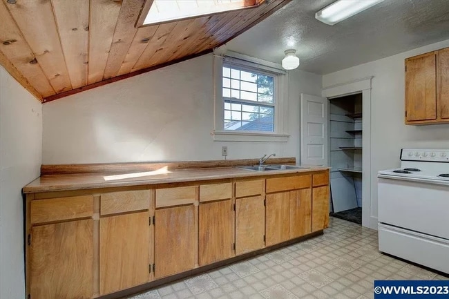 kitchen 2 - 624 NW 11th St Unit 4 Upstairs Main House