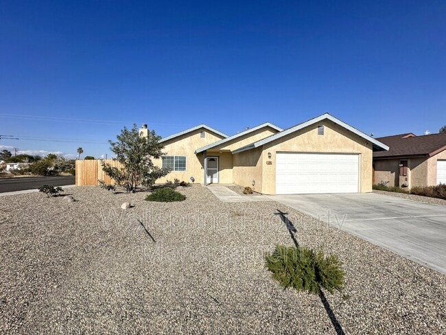 Building Photo - 1240 W Mariposa Ave