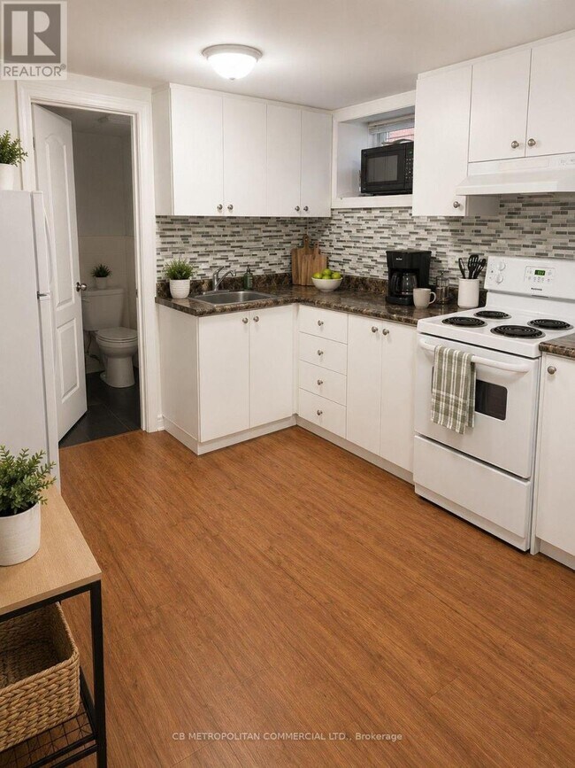 827 Dupont St